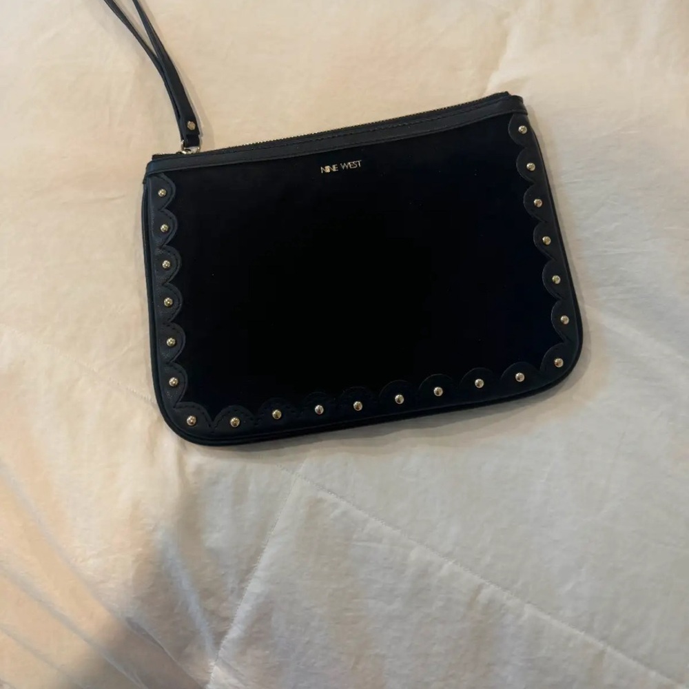 🌸 Nine West leather clutch!